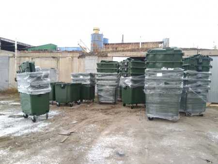Партия мусорных контейнеров на складе